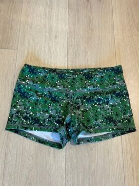 Fleo Green Camo Women's Shorts - medium